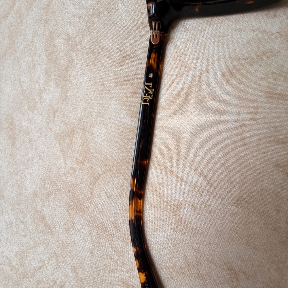 Dezi “Fall Back” Tortoiseshell Square Frame Women… - image 4